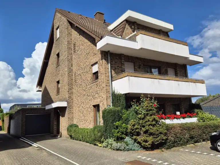 Giebelansicht des Mehrfamilienhauses in Grevenbroich-Gindorf